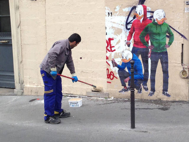 french_street_cleaner_gets_immortalized_in_clever_street_art_640_01.jpg